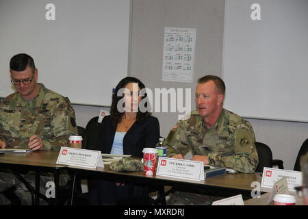 Madara Peterson, Programmdirektor, USACE South Pacific Division und Der senior Executive Project Manager für die US-Armee Korps der Ingenieure Fort Irwin Unkraut Armee Krankenhaus Austausch Bauvorhaben, Gastgeber des Projekts Senior Executive Review Group vierteljährliche Unterrichtung in Fort Irwin Dez. 1. Peterson traf auch mit dem Senior Project Management Team durch Los Angeles District Commander Oberst Kirk Gibbs und Vertretern der US-Armee Garnison Fort Irwin, U.S. Army Medical Command, U.S. Army Gesundheit Service Planung Agentur, RLF Engineering und Turner Construction Company geleitet. Stockfoto