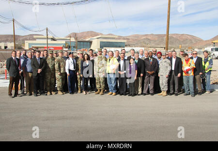 Madara Peterson, Programmdirektor, USACE South Pacific Division und Der senior Executive Project Manager für die US-Armee Korps der Ingenieure Fort Irwin Unkraut Armee Krankenhaus Austausch Bauvorhaben, Gastgeber des Projekts Senior Executive Review Group vierteljährliche Unterrichtung in Fort Irwin Dez. 1. Peterson traf auch mit dem Senior Project Management Team durch Los Angeles District Commander Oberst Kirk Gibbs und Vertretern der US-Armee Garnison Fort Irwin, U.S. Army Medical Command, U.S. Army Gesundheit Service Planung Agentur, RLF Engineering und Turner Construction Company geleitet. Stockfoto