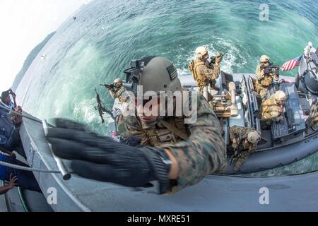 Vor der Küste, Sri Lanka (Nov. 24, 2016) Maritime Raid Force Marines mit dem 11 Marine Expeditionary Unit zeigen, wie zu besuchen, Board, Suche, und Beschlagnahme des Schiffes für Sri Lankan Navy Special Yacht Squadron Segler während ein Theater Sicherheit Zusammenarbeit Schulung Veranstaltung in Sri Lanka Naval Base, Trincomalee, Nov. 24, 2016. Diese bilaterale Ausbildung ermöglicht es den beiden Armeen Taktik und Verfahren, Aufbau und Pflege der militärischen Bereitschaft, Hilfe zu teilen, und humanitäre Hilfe und Katastrophenhilfe Bereitschaft erhöhen. Die 11 MEU, Teil der Makin Island amphibischen Bereit Grou Stockfoto