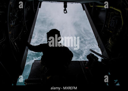 Einen Flug Ingenieur mit der 8 Special Operations Squadron beobachtet, wie er über einem Teich in einer CV-22 Osprey Kipprotor-flugzeug während der Ausbildung bei Eglin, Fla., Nov. 30, 2016 schwebt. Air Commandos mit der 8. SOS Durchführung einer Ausbildung als Weise Relevanz für morgen zu halten und sicherzustellen, dass die Bereitschaft für globale Special Operations. (U.S. Air Force Foto von Airman 1st Class Joseph aus.) Stockfoto