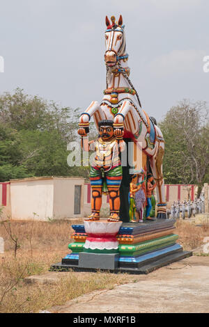 Skulpturen auf dem Rand eines Tamil Nadu Dorf gestaltet Böse abzuwehren. Diese sind ein alltäglicher Anblick im südlichen Indischen Staat Stockfoto