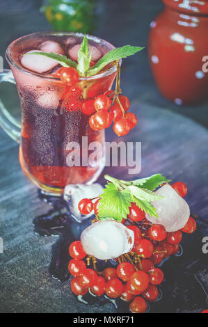 Nützliche detox Drink für Gewichtverlust mit Eis aus Cranberry und viburnum im rustikalen Stil Stockfoto