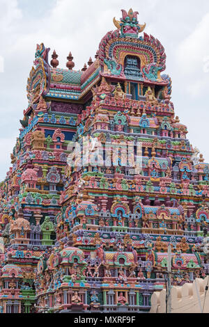 Teil einer kunstvoll geschnitzten und anschaulich Eingangstor gemalt, oder Gopuram, am Ranganathaswamy Tempel in Srirangam bei Trichy in Tamil Nadu, Indien Stockfoto