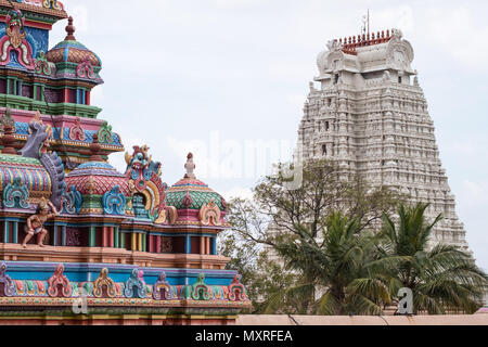 Sicht auf die Weißen Gopuram, oder Gateways, wie die vellai gopuram symbolisiert Reinheit bekannt, in der Sri Ranganatha Swamy komplexe bei Trichy in Tamil Nadu Stockfoto