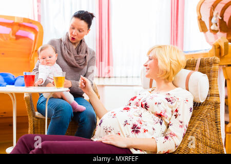 Mütter sprechen über Schwangerschaft an Hebamme Praxis Stockfoto