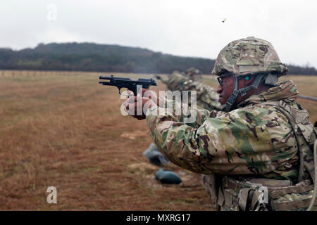 Pfc. Tirel Smithson, eine Armee Rechtsassistent von Pittsburgh PA., mit der 316 Sustainment Command (Auslandseinsätze), eine Armee finden Einheit aus Coraopolis, Pa, Brände M9 Pistole auf eine Qualifizierung und Einarbeitung Spektrum Dez. 6, 2016, in Fort Hood, Tx. (U.S. Armee Foto von Sgt. Christopher Bigelow) Stockfoto