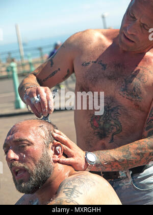 Bei einem skinhead Reunion in Brighton ein Mann hat sein Haupt scheren Stockfoto
