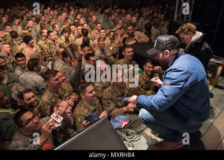 Scarlett Johansson und Chris Evans Autogramme für Service-Mitglieder während der USO Holiday Tour auf der Incirlik Air Base, 5. Dezember 2016. Marine General Joseph F. Dunford, Jr., Vorsitzender der Joint Chiefs Of Staff und USO Entertainer, Willen besuchen Service-Mitglieder, die bereitgestellt werden von zu Hause aus in den Ferien an verschiedenen Orten rund um den Globus. Das diesjährige Entertainer enthalten Schauspieler Chris Evans, Schauspielerin Scarlett Johansson, NBA-Legende Ray Allen, 4-Takt-olympische Medaillengewinner Maya DiRado, Countrymusik Sänger Craig Campbell und Mentalist Jim Karol. (DoD Foto vom Navy Petty Officer 2. Klasse Dominique Stockfoto