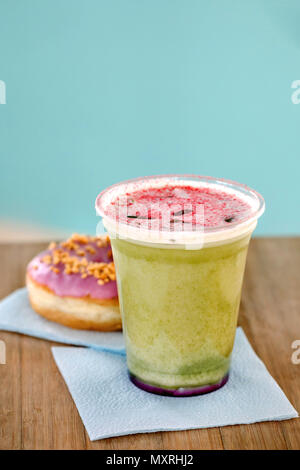 Grüner Tee matcha Smoothies in einem Plastikbecher Stockfoto