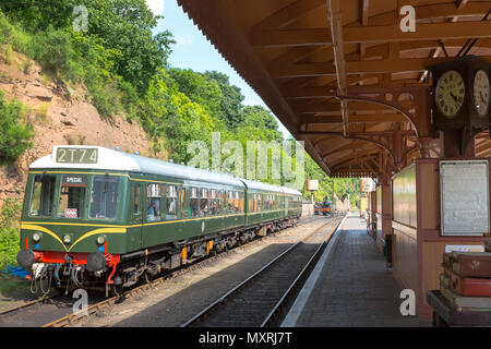 Vintage-Diesellokomotive auf der Strecke am südlichen Ende der Severn Valley Railway Bewdley Station, Großbritannien. Ex-britische Eisenbahn Klasse 108 DMU. Stockfoto