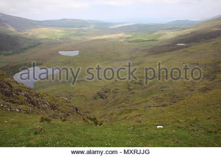 Der Blick auf die Magharees und die castlegregory Region aus der berühmten Conor Pass in der Grafschaft Kerry Stockfoto