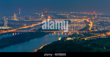 Der Blick über Wien, wie aus den Leopoldsberg, Österreich gesehen. Stockfoto