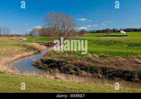 Dampfzug Richtung Robertsbridge auf der Rother Valley Railway (Kent und East Sussex) von Bodiam Castle Stockfoto