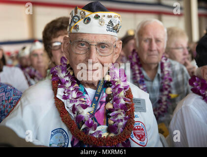 161207-N-KV 911-152 Pearl Harbor (31. 7, 2016) Pearl Harbor Überlebenden, Stuart Hedley, von Corpus Christi, Texas, besucht die 75-jährige Gedenkveranstaltung der Angriff auf Pearl Harbor und Oahu am Joint Base Pearl Harbor-Hickam. Das 75-jährige Gedenken, Co - bewirtet durch das US-Militär, der National Park Service und Hawaii, sofern Veteranen Familienmitglieder, Service für Mitglieder und die Gemeinschaft die Möglichkeit, die Opfer von denjenigen, Dez. 7, 1941 anwesend waren, sowie in der gesamten pazifischen Theater zu ehren. Seit den Anschlägen, den USA und Japan, haben mehr als 70 Jahre ausgehalten Contin Stockfoto