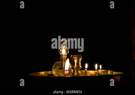 Dunkler Hintergrund und brennenden Kerzen in das Innere einer orthodoxen Kirche, Symbol des Lebens und der Hoffnung. Stockfoto