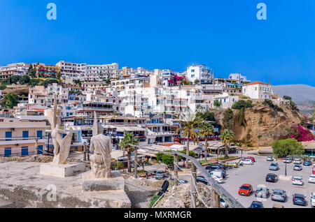 Agia Galini Kreta - Der beliebte Badeort am Fuße eines hohen Berges erbaut, mit Blick auf die endlose Libysche Meer. Stockfoto