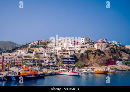 Agia Galini Kreta - Der beliebte Badeort am Fuße eines hohen Berges erbaut, mit Blick auf die endlose Libysche Meer. Stockfoto