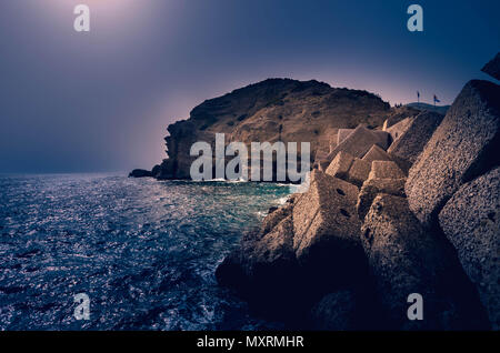 Marine in der Nacht mit Mondlicht auf dem Wasser spiegelt. Hohe Klippen im Hintergrund ist typische Landschaft im Süden Kretas. Stockfoto