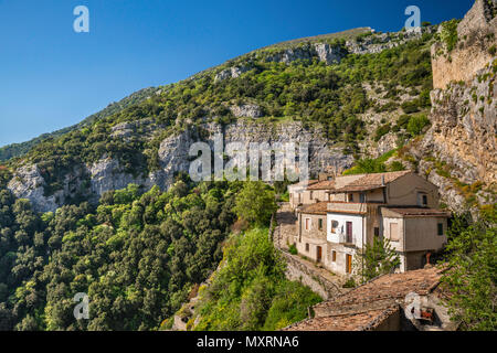Häuser in der Stadt in den Bergen von Cerchiara di Calabria, südlichen Apennin, Nationalpark Pollino, Kalabrien, Italien Stockfoto