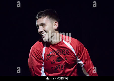 Am 1. Dezember 2016 lächelte ein U.S. Marine vom Base Motor Transport Flag Football Team, während er an der MCCS Intramural Flag Football Championship im Butler Stadium in Quantico teilnahm. Die Liga erlaubte es Marines aus mehreren Einheiten zu konkurrieren und förderte Teamarbeit, Moral, Kameradschaft, Agilität, Fitness, sportliche Fähigkeiten und emotionale Bindung der Servicemitarbeiter. Stockfoto