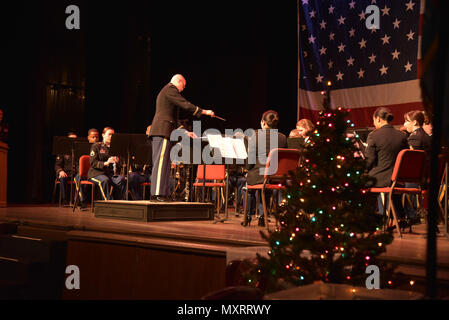 Während des jährlichen Feiertagskonzerts im Grand Opera House in Wilmington, Delaware, spielt die 287th Army Band eine Auswahl traditioneller und zeitgenössischer Feiertagsmusik. Das Konzert richtet sich an Mitglieder des Gottesdienstes, Familien und ein lokales Publikum. Mit Bläsern, Holzbläsern und Percussion-Ensembles stärkt die Veranstaltung die Moral, fördert das Engagement in der Gemeinde und hebt die Rolle der Nationalgarde der Armee bei kulturellen und zeremonielle Aktivitäten hervor. Stockfoto