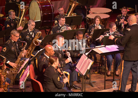 Die 287th Army Band spielt ihr jährliches Weihnachtskonzert im Grand Opera House in Wilmington, Delaware, mit Bläsern, Holzbläsern und Percussion Ensembles. Das Programm umfasst traditionelle und zeitgenössische Weihnachtsmusik für Servicemitarbeiter, Familien und öffentliche Gäste. Die Veranstaltung hebt die Beiträge der Armee-Nationalgarde zu kulturellen, zeremonielle und kommunalen Aktivitäten hervor, die die Moral, die öffentliche Beteiligung und die Wertschätzung der Militärmusik während der Weihnachtszeit fördern. Stockfoto