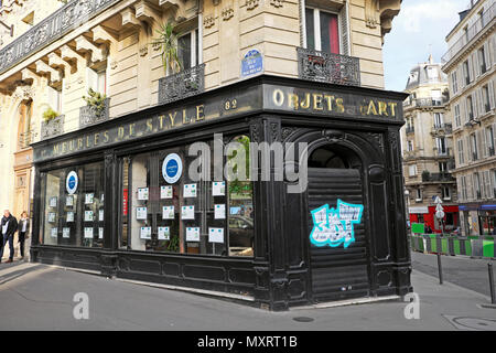 Laroppe Immobilier Büro für Immobilienmakler in einem alten Antiquitätengeschäft in der Rue de Maubeuge sreet in Paris, Frankreich, KATHY DEWITT Stockfoto