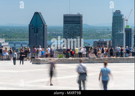 Montreal, CA - 3. Juni 2018: Menschen in Montreal Skyline Blick vom Mont Royal Suche Stockfoto