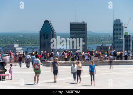 Montreal, CA - 3. Juni 2018: Menschen in Montreal Skyline Blick vom Mont Royal Suche Stockfoto