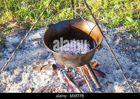 Traditionelle ungarische Gulasch Kochen im Kessel über dem Lagerfeuer im Freien Stockfoto