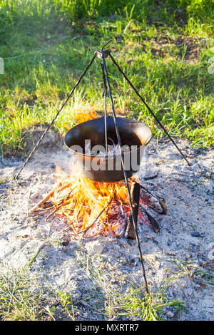 Traditionelle ungarische Gulasch Kochen im Kessel über dem Lagerfeuer im Freien Stockfoto