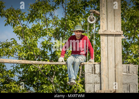 Areni, Armenien, 1. Juni, 2018: armenische Mann an einem Bau Ort ruhen Stockfoto