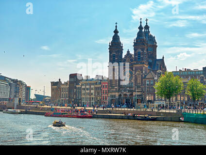 AMSTERDAM, NIEDERLANDE - 27. Mai: (Anmerkung des Editors: Das Bild ist ein digitales Composite.) der Basilika des Heiligen Nikolaus (Niederländisch: Basiliek van de Heilige Nicolaas) an der Prins Hendrikkade Straße am 27. Mai 2018 in Amsterdam, Niederlande. Dies ist die grösste katholische Kirche der Stadt. Stockfoto