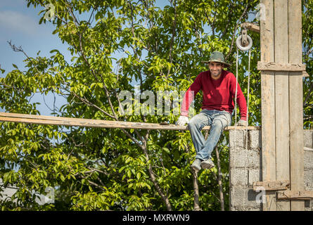 Areni, Armenien, 1. Juni, 2018: armenische Mann an einem Bau Ort ruhen Stockfoto