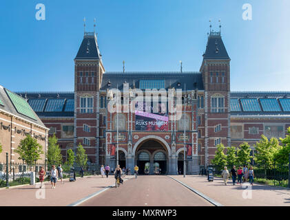 AMSTERDAM, NIEDERLANDE - 28. Mai: Allgemeine Ansicht des Nationalen Museums (auf Niederländisch: Rijksmuseum) vom Museumplein Square am 28. Mai 2018 in Amsterdam, Niederlande. Das Museum für Kunst und Geschichte, und es hat jährlich rund 900.000 Besucher. Stockfoto