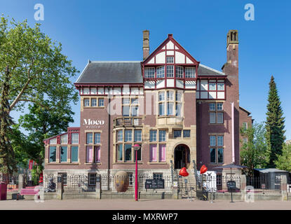 AMSTERDAM, NIEDERLANDE - 28. Mai: Allgemeine Ansicht der Moco Museum am Museumplein Square am 28. Mai 2018 in Amsterdam, Niederlande. Das Museum hat eine große Auswahl an modernen, inspirierende und zeitgenössische Kunst. Stockfoto