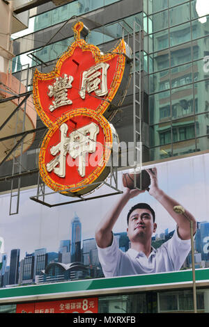 Hong Kong. Anzeige auf der Fassade mit Porträt chinesischer Basketballspieler Yao Ming *** Local Caption *** Stockfoto