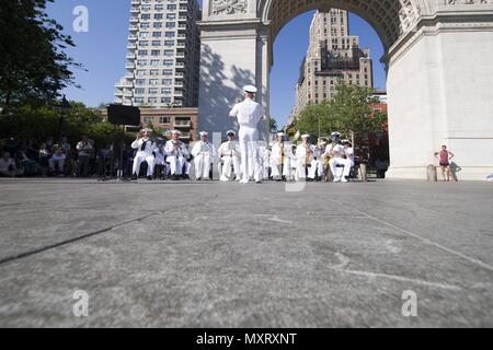 180524-N-von 095-0293 NEW YORK (24. Mai 2018) Marine Band Nordosten führt am Washington Square Park während der Fleet Week New York (FWNY), 24. Mai 2018. Jetzt in seinem 30. Jahr FWNY ist die Stadt der Zeit - Feier des Meeres Leistungen geehrt. Es ist eine einmalige Chance für die Bürger von New York und die umliegenden Tri-state-Area zu treffen Seemänner, Marinesoldaten und Küstenwache sowie Zeugnis aus erster Hand die neuesten Funktionen der heutigen Maritime Services. (U.S. Marine Foto von Mass Communication Specialist 3. Klasse Maria I. Alvarez/Freigegeben). () Stockfoto