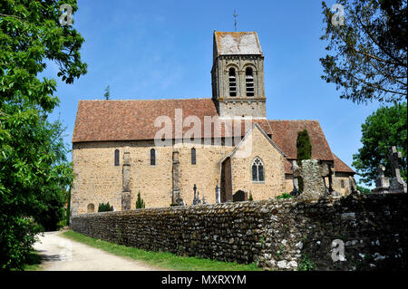 Saint-Ceneri-le-Gerei (Normandie, Frankreich). Die romanische Kirche und cimetery des Dorfes der Alpes Mancelles Region mit der Bezeichnung ein. Stockfoto