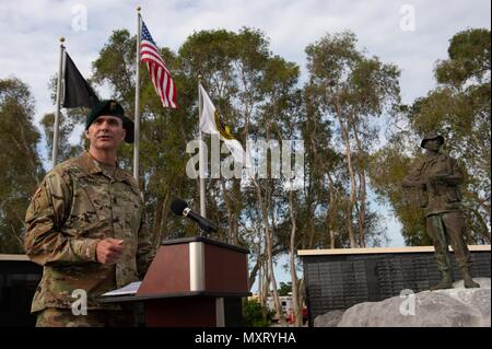 Army Command Sgt. Maj. Patrick McCauley, U.S. Special Operations Command älterer Soldat Führer, spricht während einer Memorial Day Beobachtung im Special Operations Gedenkstätte auf MacDill Air Force Base, Fla., Mai 24, 2018, 24. Mai 2018. Die Bundesregierung Holiday dient als Zeit service Mitglieder, starb, während er in der Bundeswehr Dienst zu ehren. (Foto: US Air Force Master Sgt. Barry Loo). () Stockfoto