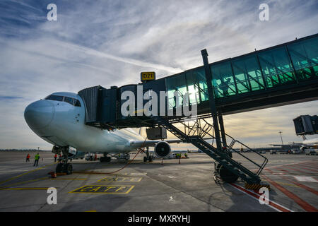 Colombier-Saugnieu (Frankreich). 2017/10/26. Flughafen Lyon Saint-Exupery. Die Passagiere aussteigen aus dem Flugzeug auf dem Asphalt. Sonnenuntergang Stockfoto