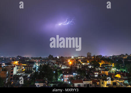 Nacht Gewitter über Patan im Tal von Katmandu, Nepal Stockfoto