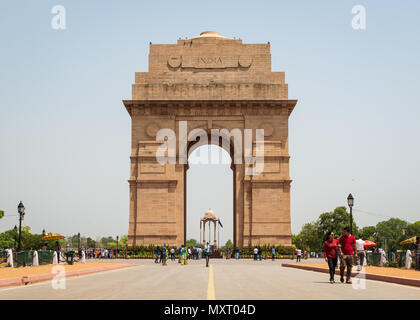 NEW DELHI, INDIEN - ca. April 2017: Touristen, India Gate. India Gate ist ein Denkmal für die Soldaten, die während des Ersten Weltkrieges starb. Stockfoto