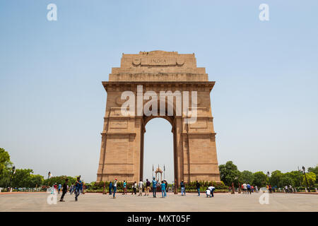 NEW DELHI, INDIEN - ca. April 2017: Touristen, India Gate. India Gate ist ein Denkmal für die Soldaten, die während des Ersten Weltkrieges starb. Stockfoto