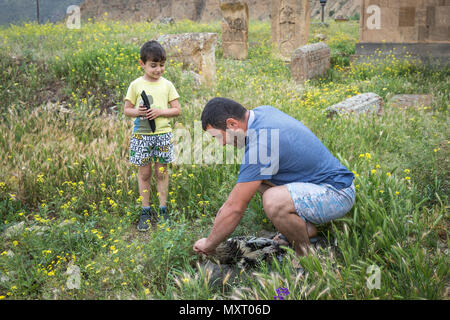 Areni, Armenien, 1. Juni, 2018: der Mensch ist ein Kopf von einem Hahn als Opfer an Gott Stockfoto