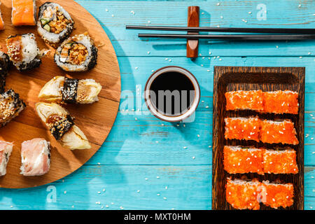 Sätze von Sushi am Tisch Stockfoto