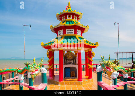 Bunte chinesische Tempel in der Altstadt in Koh Lanta, Krabi, Thailand Stockfoto