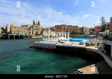 Sommer Blick auf die alte Pfarrkirche St. Julians, St Julians Bay, St Julians, Malta Stockfoto