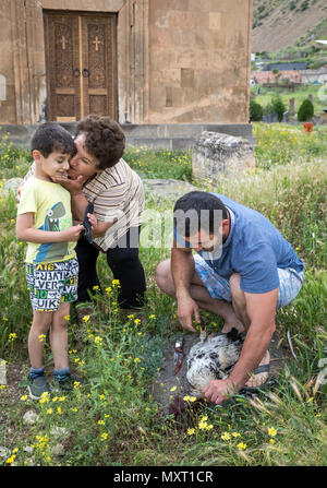 Areni, Armenien, 1. Juni, 2018: der Mensch ist ein Kopf von einem Hahn als Opfer an Gott Stockfoto