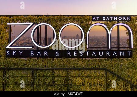 Zoom Sky Bar, Anantara Sathorn Hotel, Bar auf der Dachterrasse, Bangkok, Thailand, Stockfoto